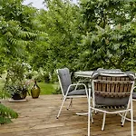 With Views And Walking Distance To Nature *