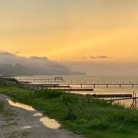 With Views And Walking Distance To Nature בית נופש